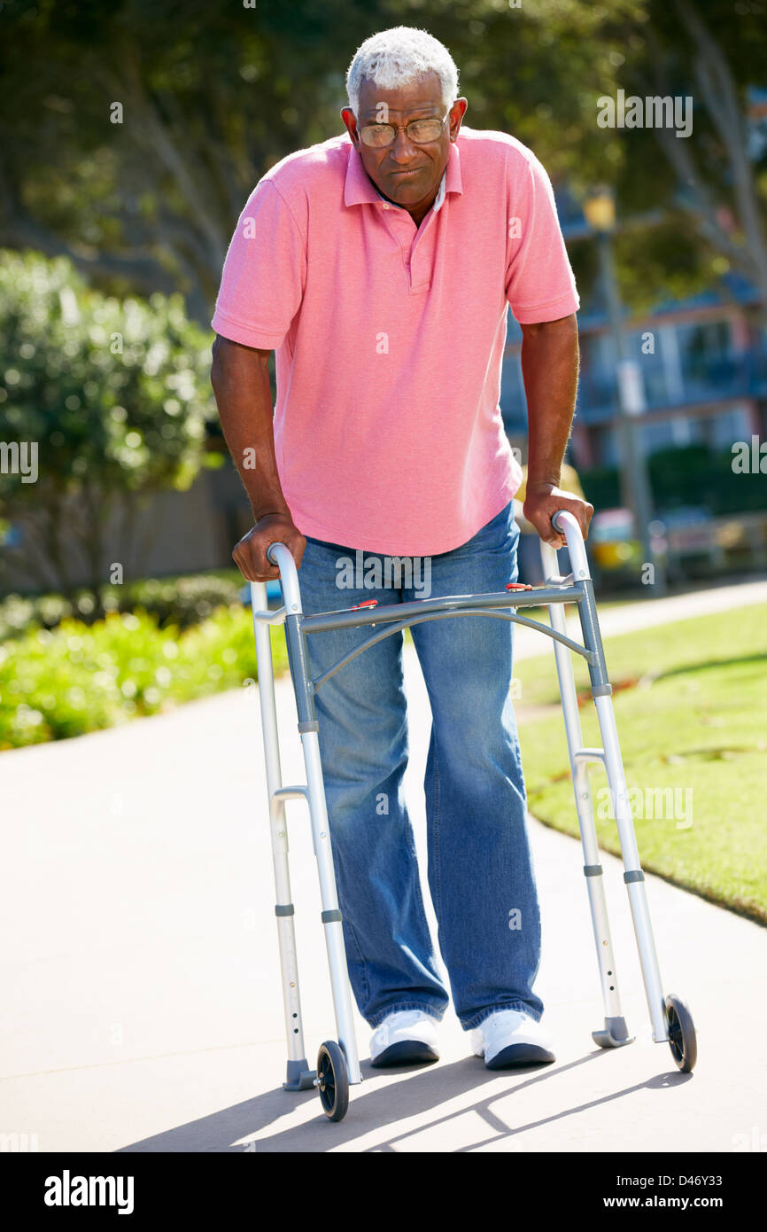 Man avec Déambulateur Banque D'Images