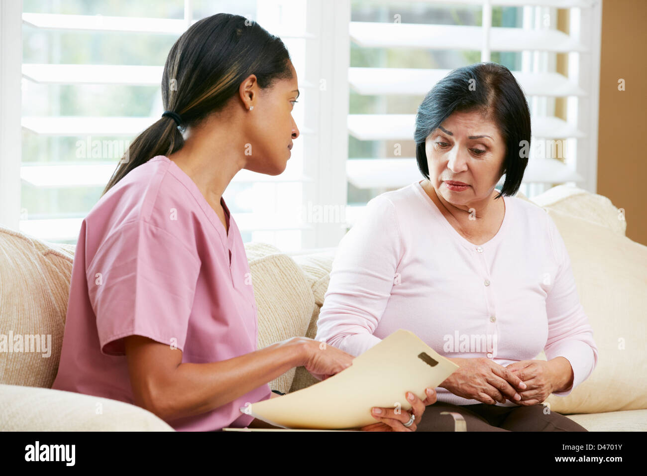 Discuter avec de hauts dossiers infirmière patient de sexe féminin Discuter avec de hauts dossiers infirmière patient de sexe féminin