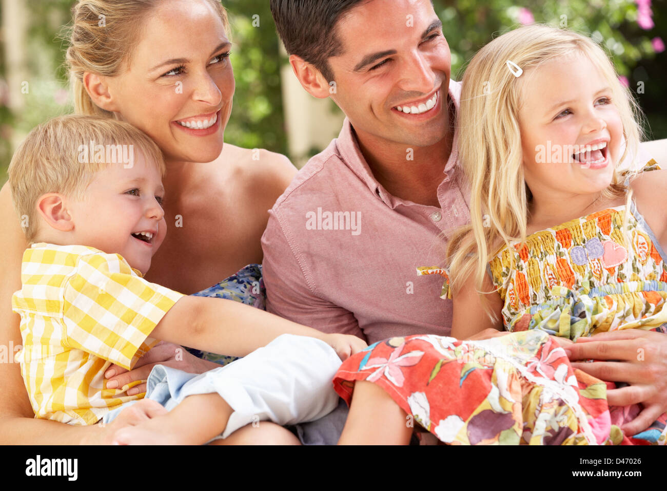 Family Sitting on Sofa Together Banque D'Images