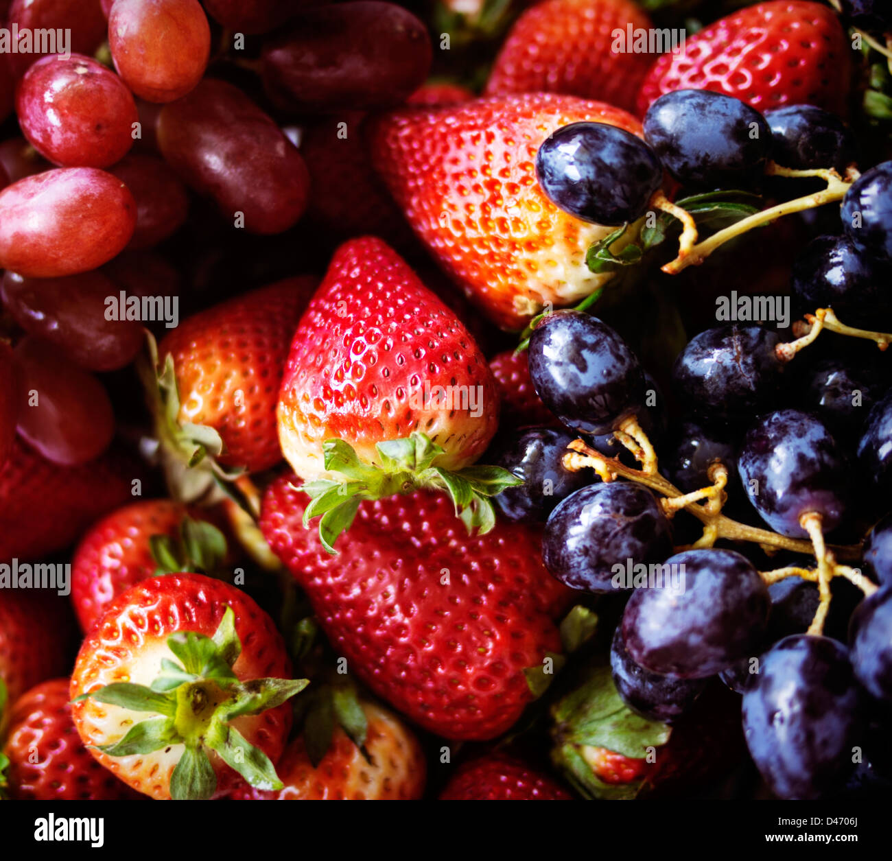 Les raisins et les fraises Banque D'Images