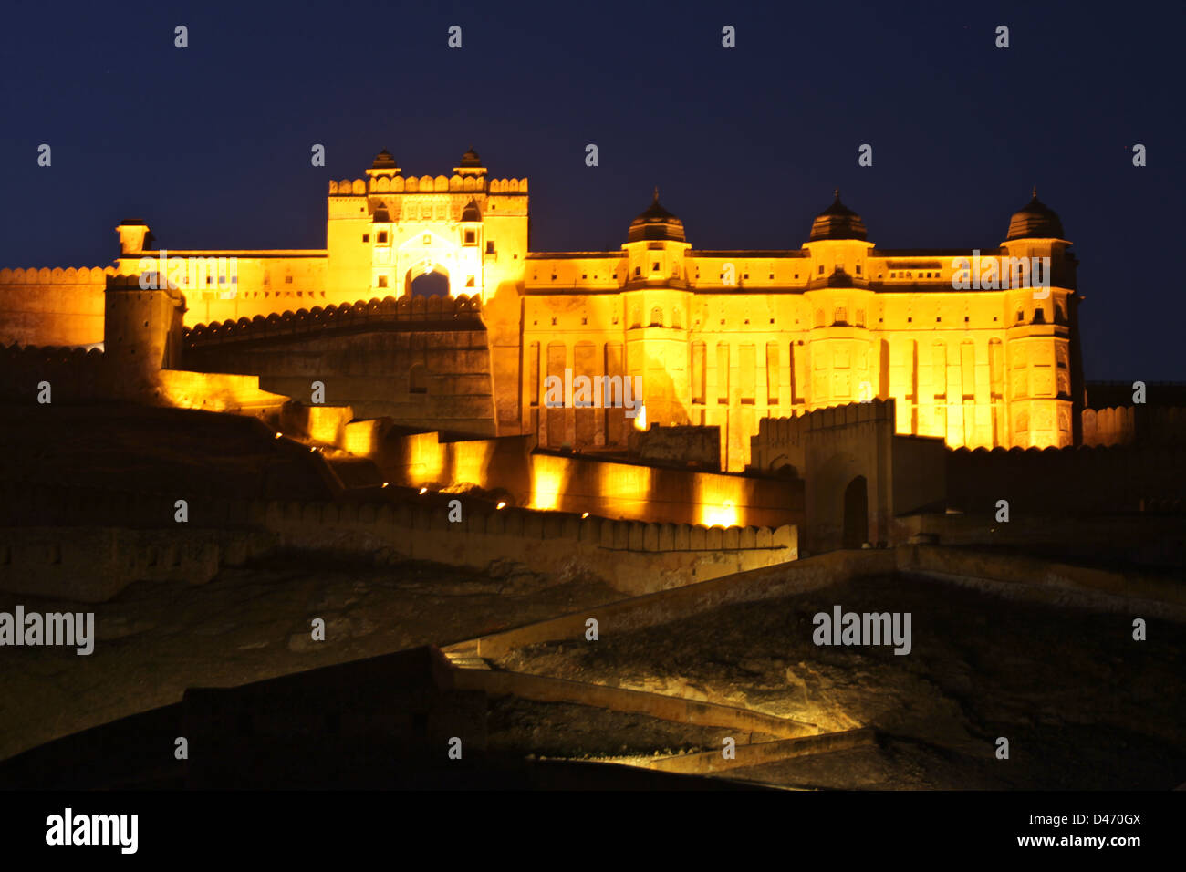 Château de nuit à Amer Rajasthan allumé. Ce grand château est situé près de Jaipur. Banque D'Images