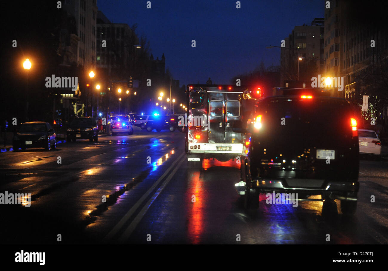 Le convoi transportant le président américain Barack Obama arrive à l'hôtel Jefferson le 6 mars 2013 à Washington, DC. Le président Obama aura le dîner avec des sénateurs républicains. Crédit : Olivier Douliery / Piscine via CNP Banque D'Images