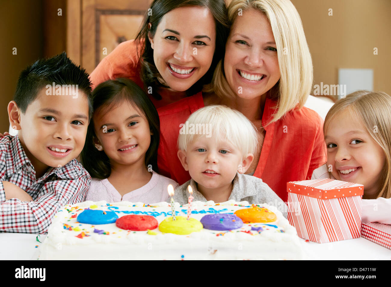 Fête des mères anniversaire enfant avec des amis Banque D'Images