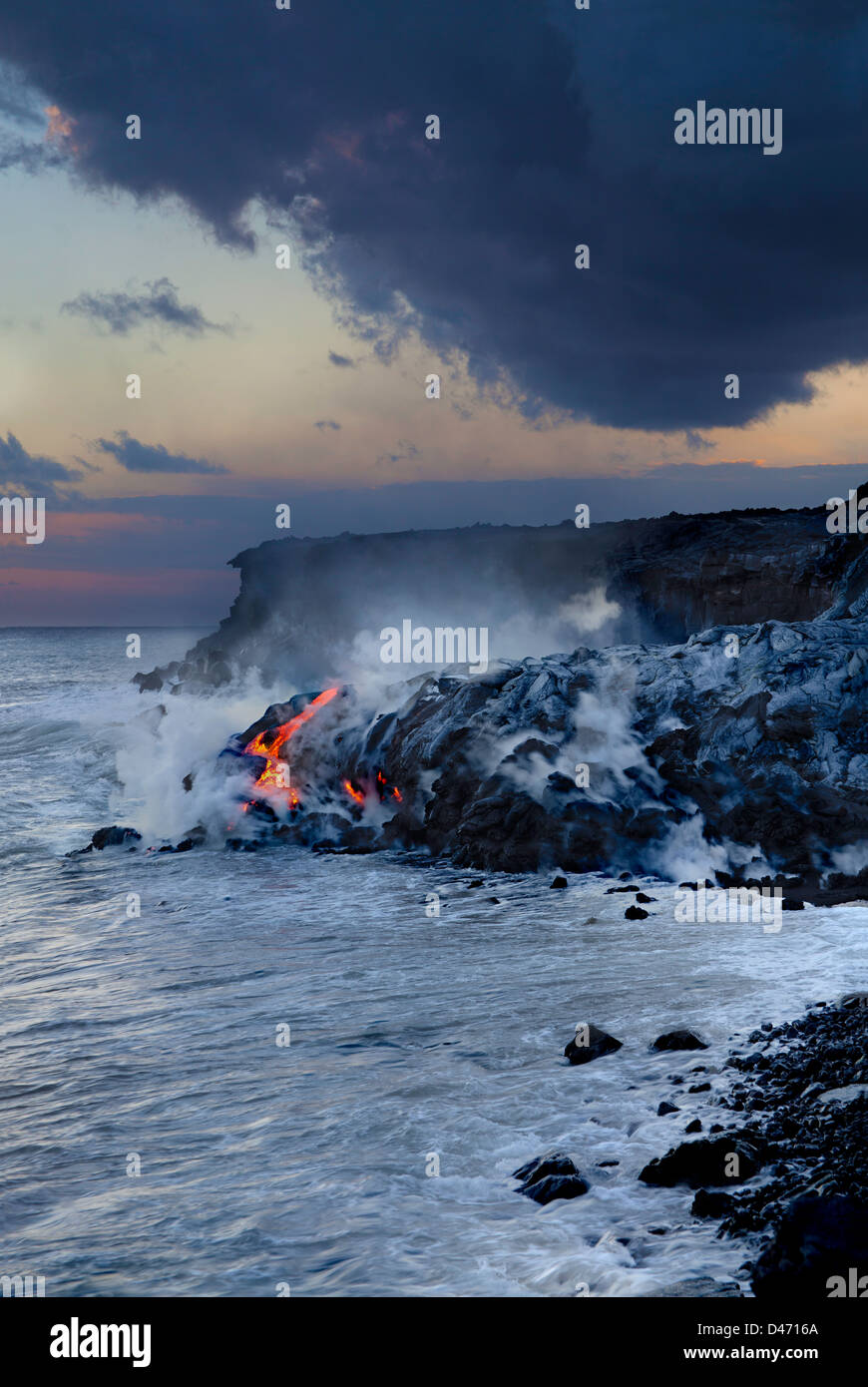 La lave pahoehoe découlant de Kilauea a atteint l'océan Pacifique près de Kalapana, Big Island, Hawaii. Banque D'Images