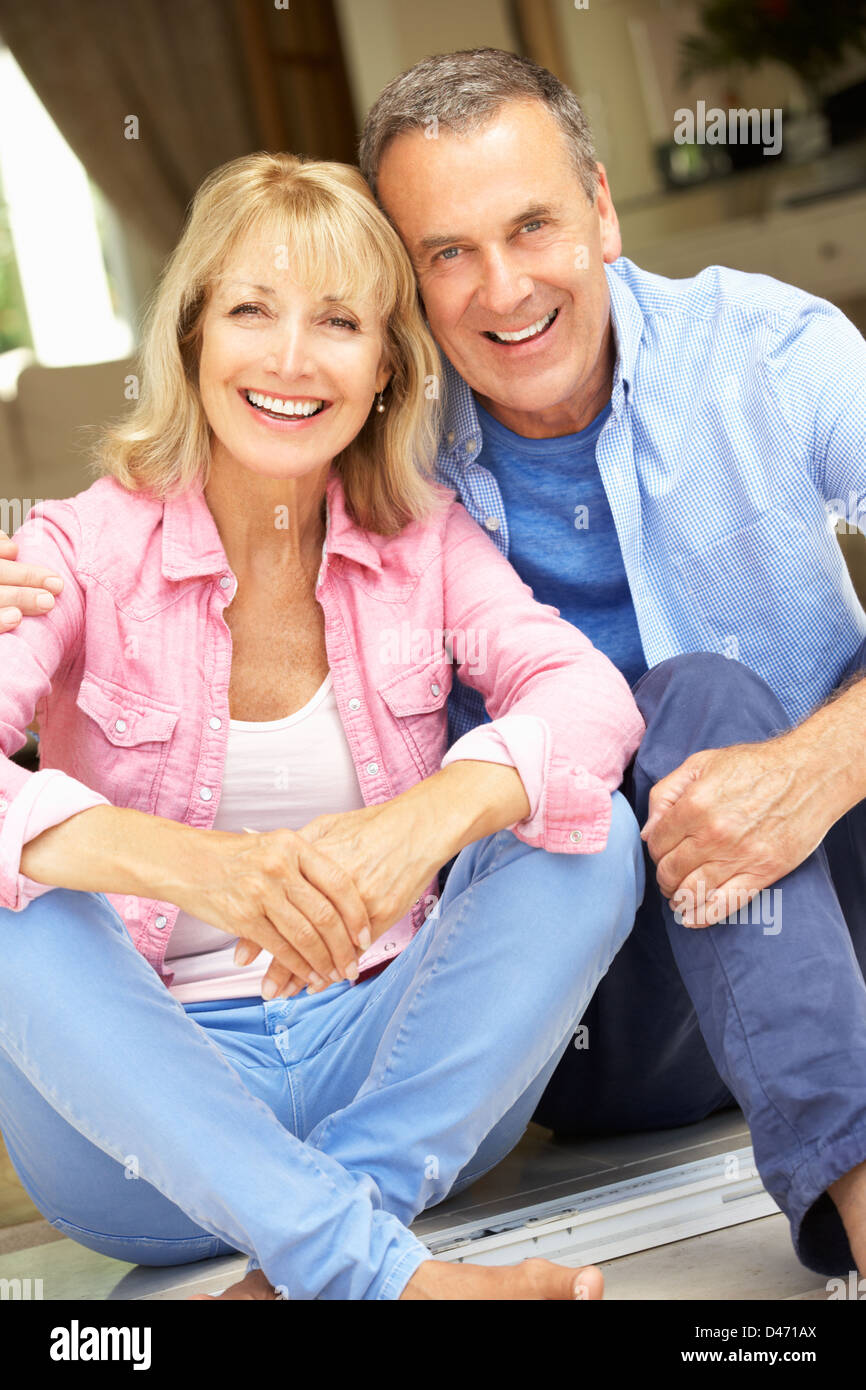 Senior Couple Sitting Outside House Banque D'Images