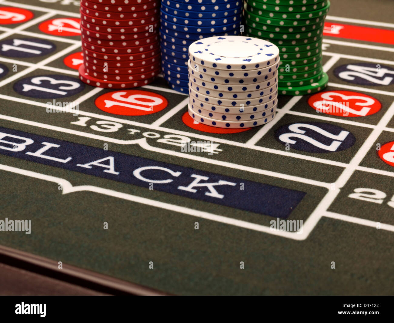 Jetons de casino empilés sur une table de roulette de casino. Banque D'Images