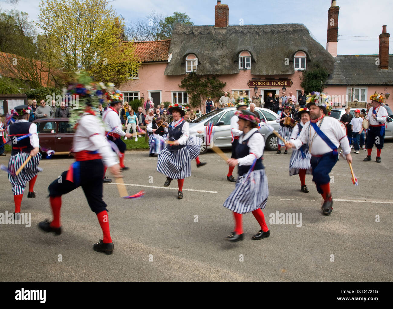 Morris dancing in country village Shottisham, Suffolk, Angleterre Banque D'Images
