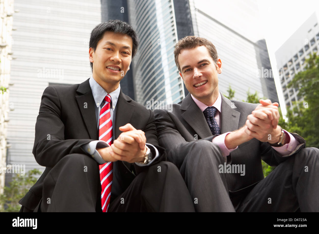 Portrait de deux hommes d'affaires à l'extérieur du bureau Banque D'Images