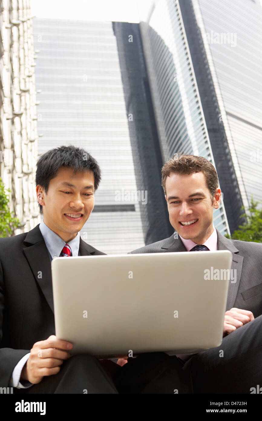 Naked woman Working On Laptop Outside Office Banque D'Images