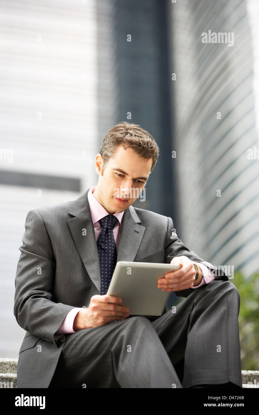 Businessman Working On Laptop Bureau extérieur Banque D'Images