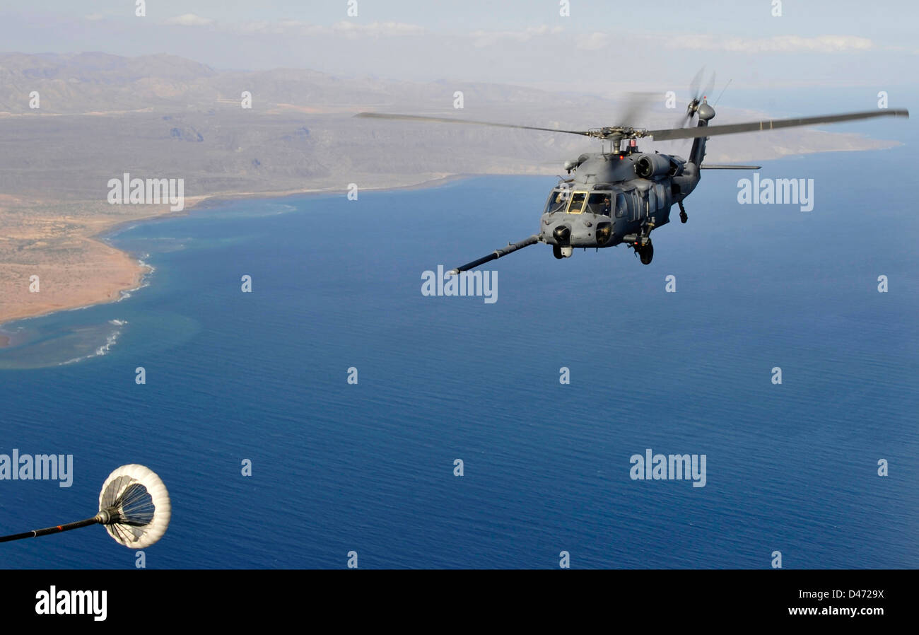 Un US Marine Corps CH-53 Super Stallion positions d'hélicoptères pour faire le plein d'une armée de l'air MC-130P Combat Shadow avion pendant une mission le 29 janvier 2013 plus de Djibouti. Banque D'Images