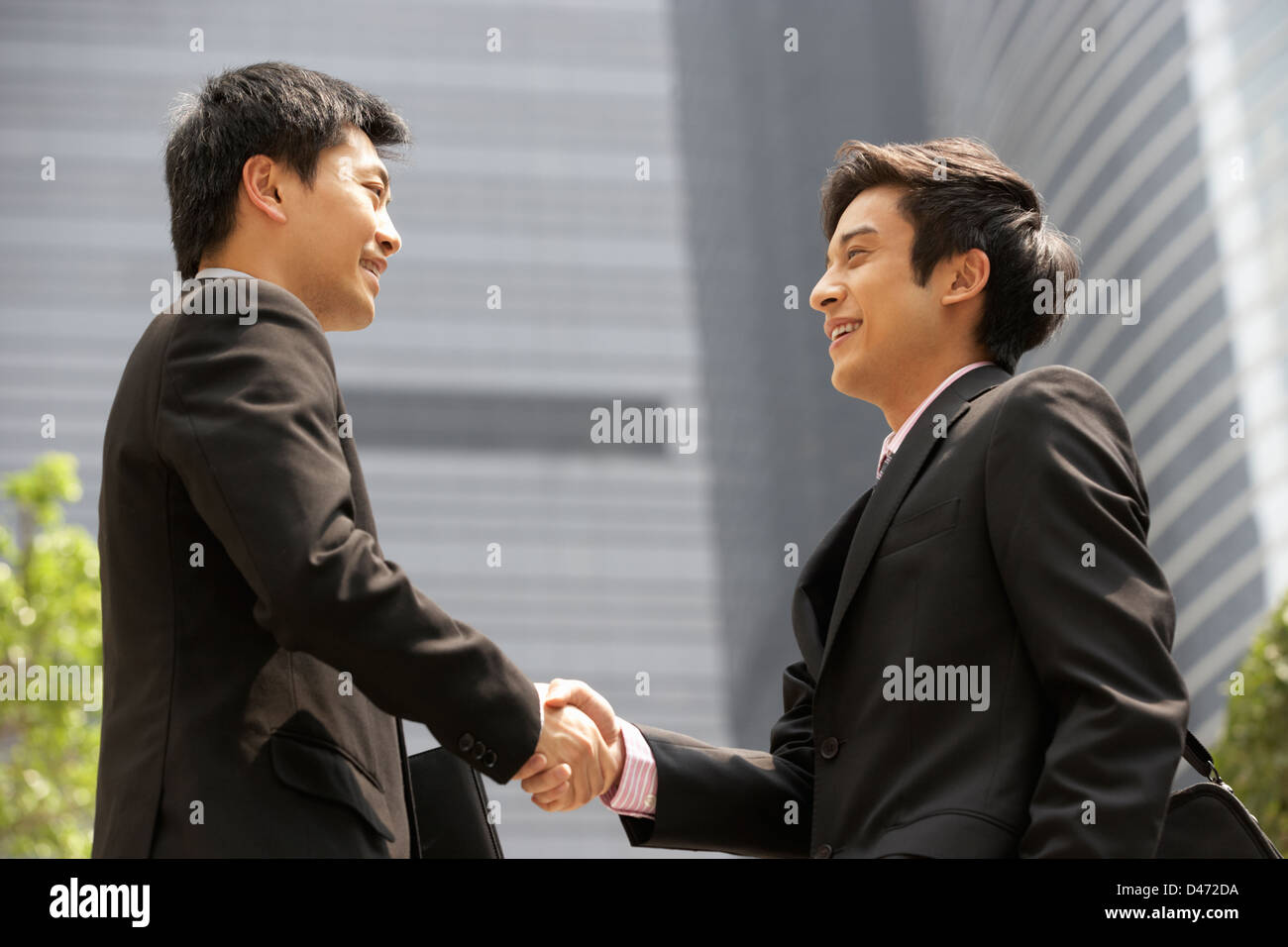 Deux Businessmen Shaking Hands Outside Office Banque D'Images