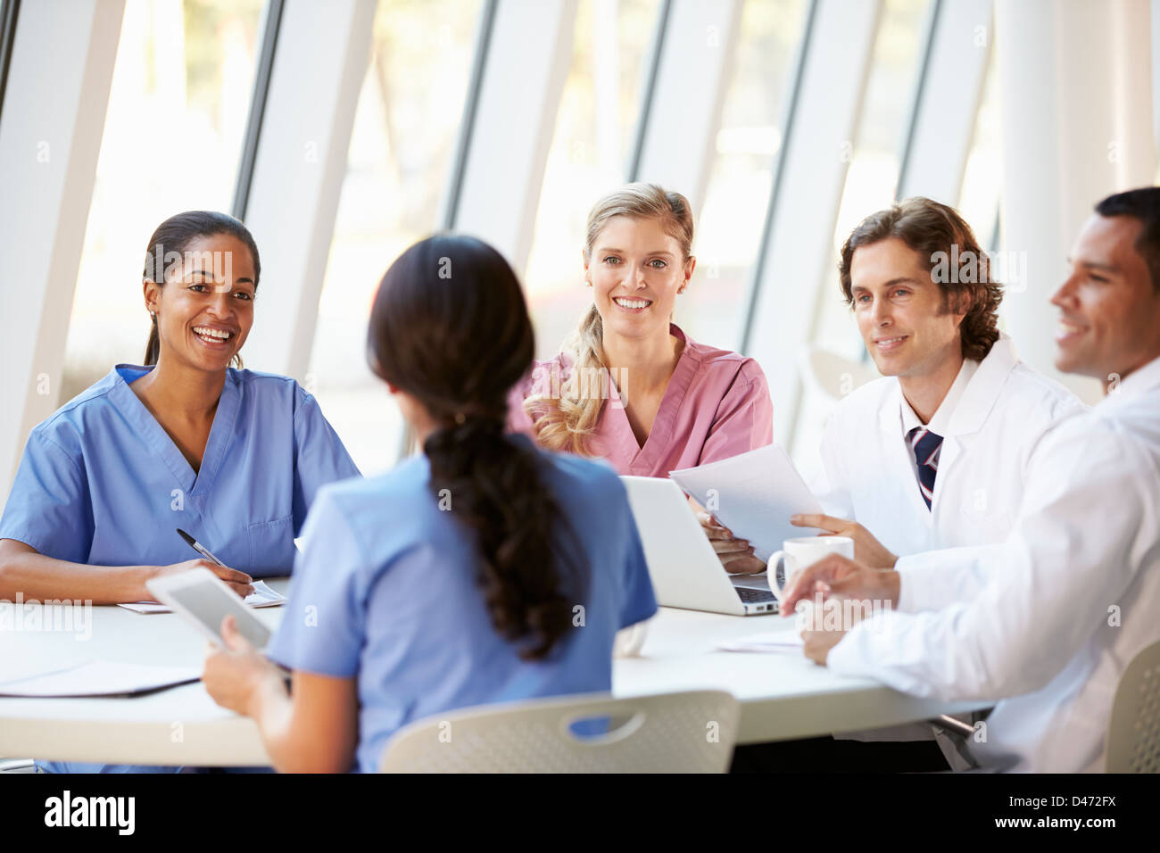 Réunion de l'équipe médicale autour de table dans l'hôpital moderne Banque D'Images