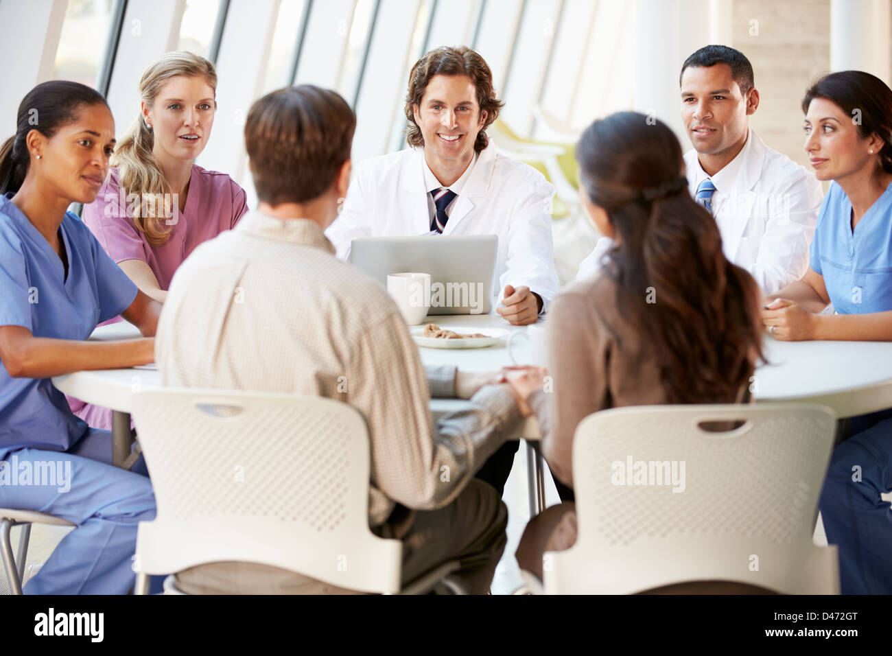 L'équipe médicale de discuter des options de traitement avec les patients Banque D'Images