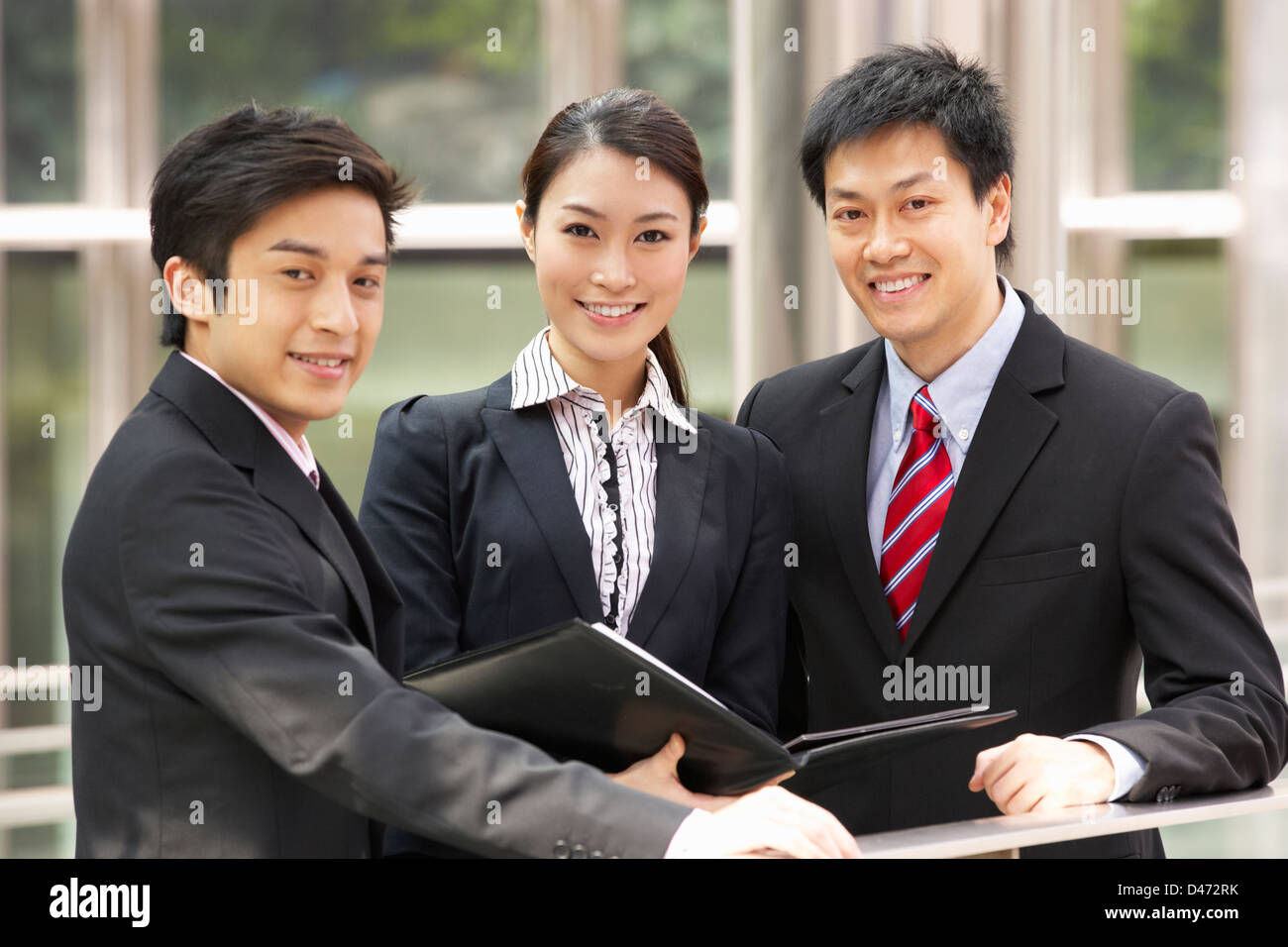 Portrait de trois collègues de l'examen du document à l'extérieur du bureau Banque D'Images