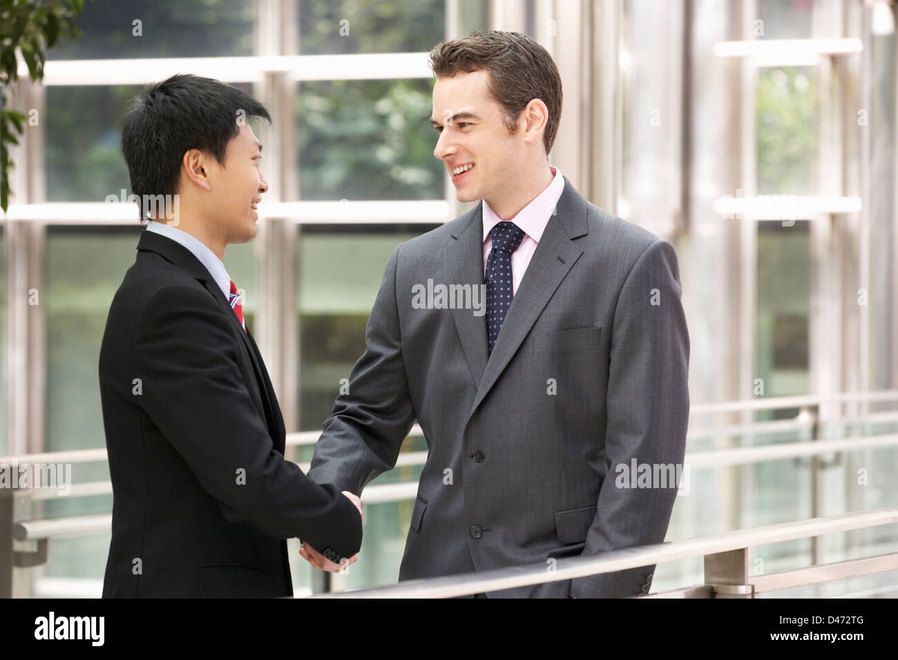 Deux Businessmen Shaking Hands Outside Office Banque D'Images
