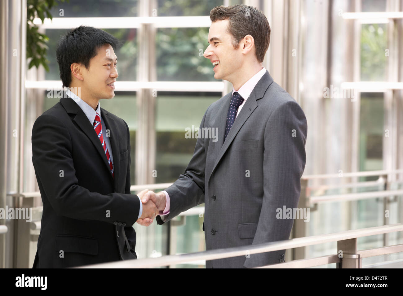 Deux Businessmen Shaking Hands Outside Office Banque D'Images