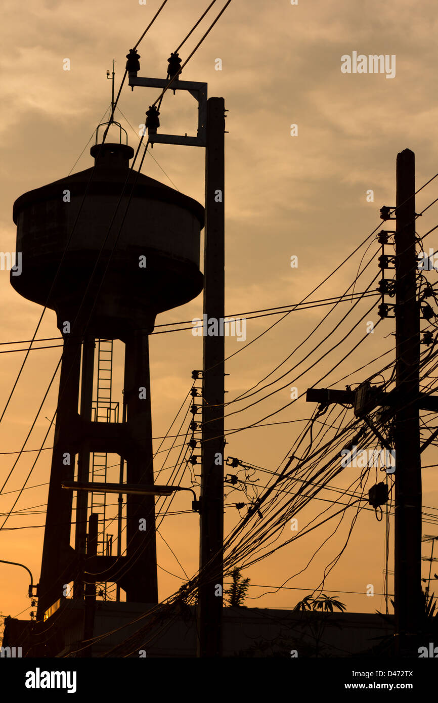 La silhouette d'un château d'eau au coucher du soleil Banque D'Images