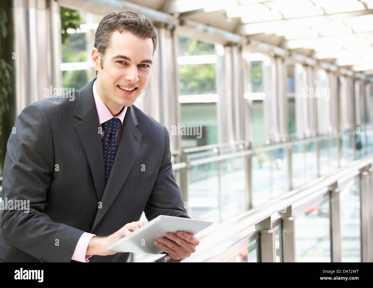 Businessman Working On Laptop Bureau extérieur Banque D'Images