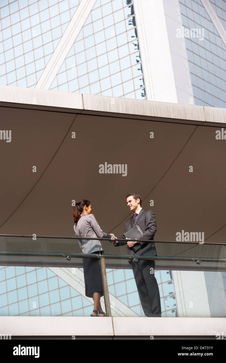 Deux Business Colleagues Shaking Hands Outside Office Building Banque D'Images
