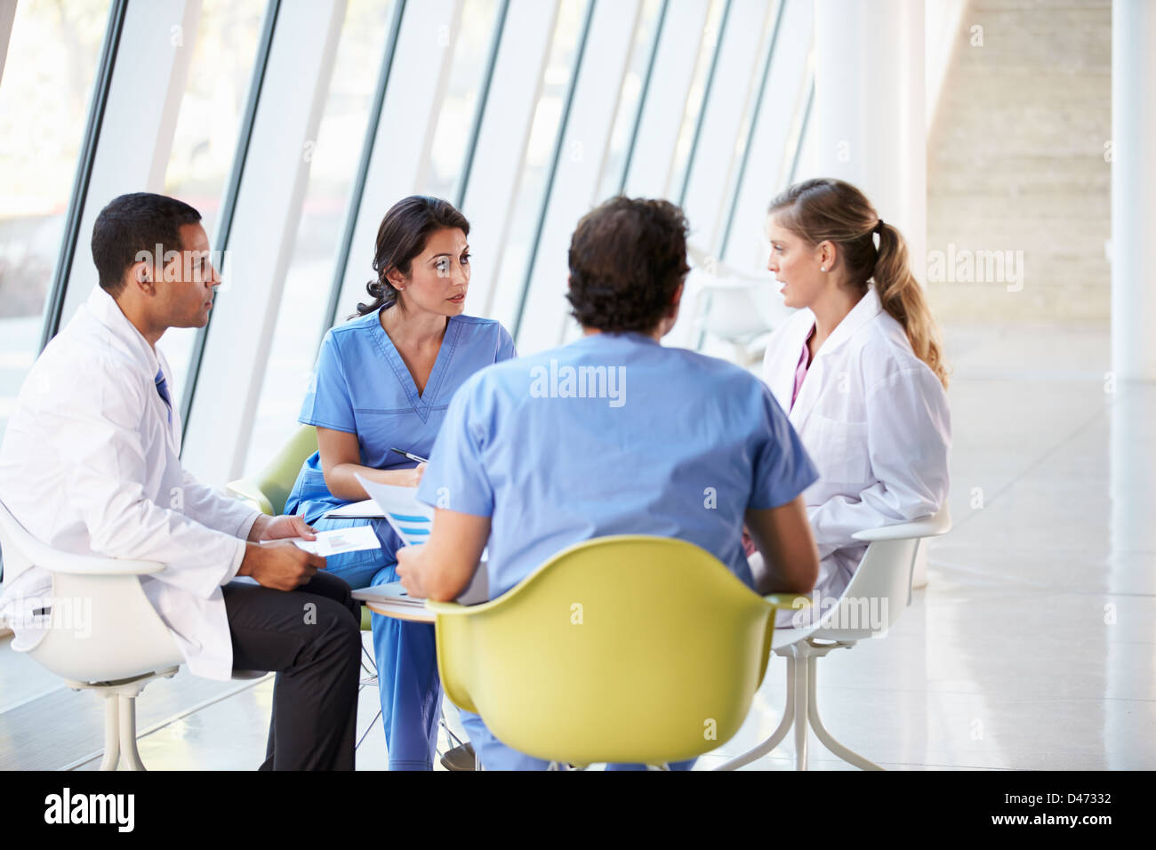 Réunion de l'équipe médicale autour de table dans l'hôpital moderne Banque D'Images
