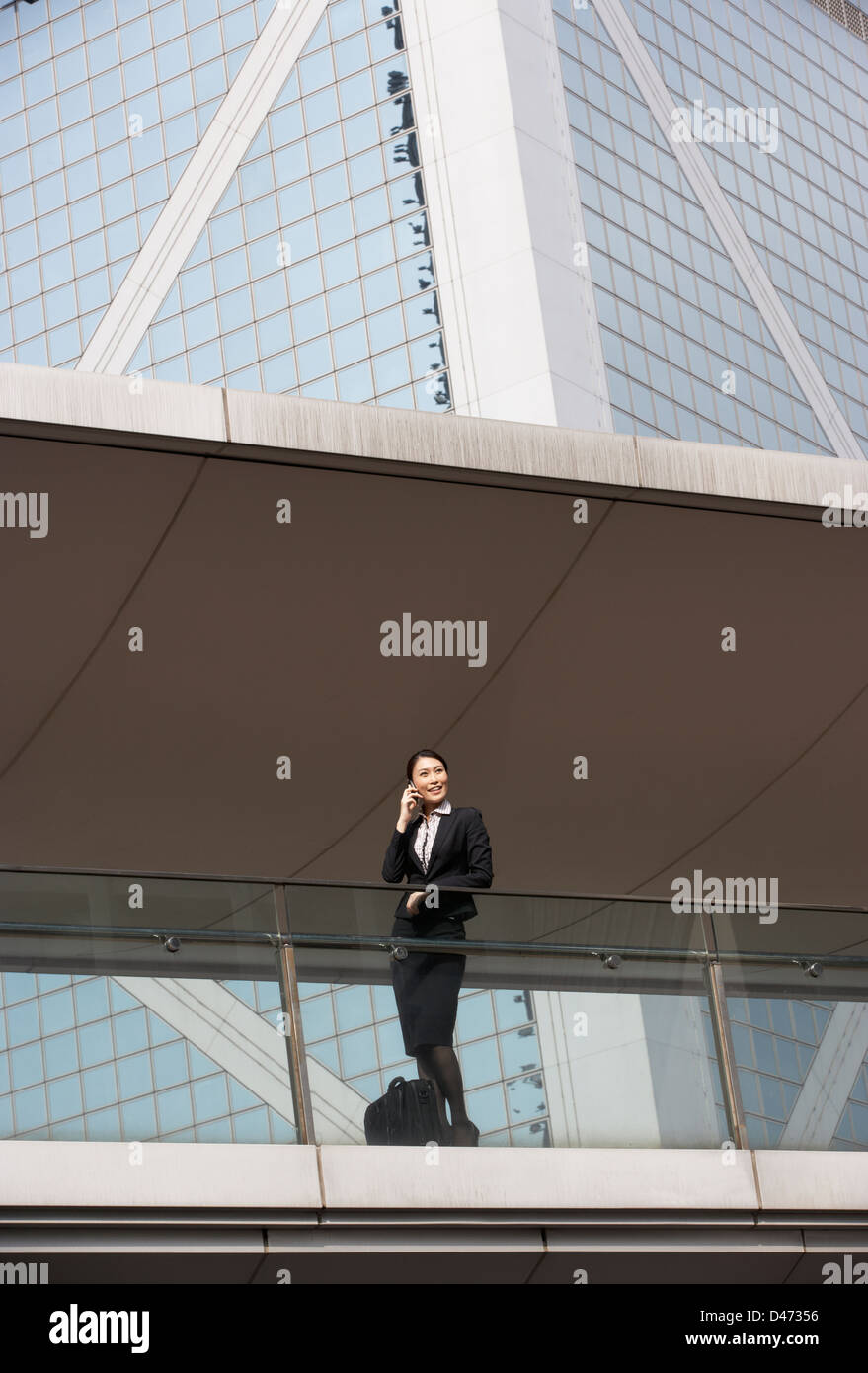 Chinese Businesswoman Outside Office On Mobile Phone Banque D'Images
