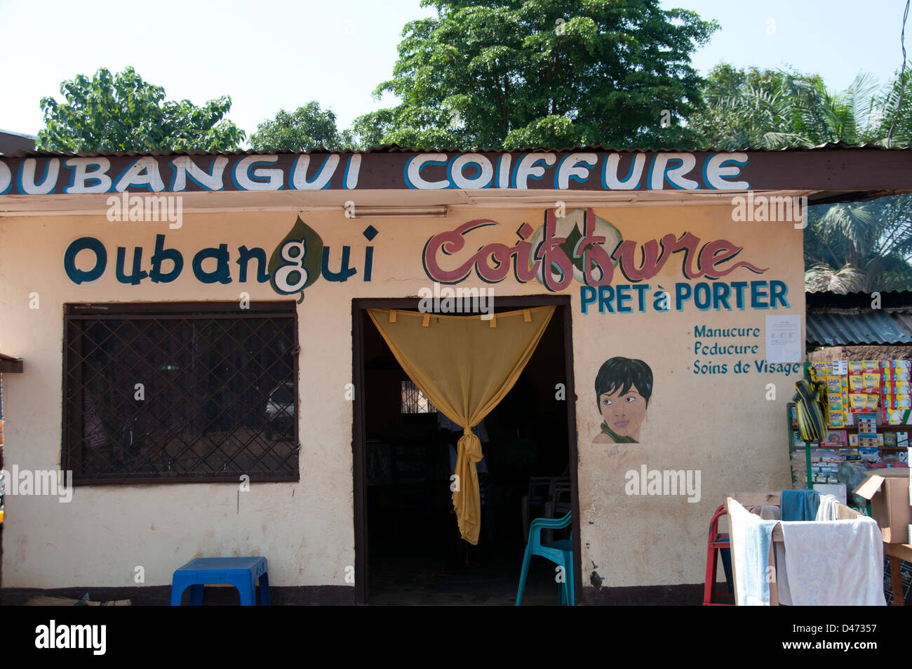 République centrafricaine. Août 2012. Bangui. Parrucchieri shop avec le dessin sur le mur Banque D'Images