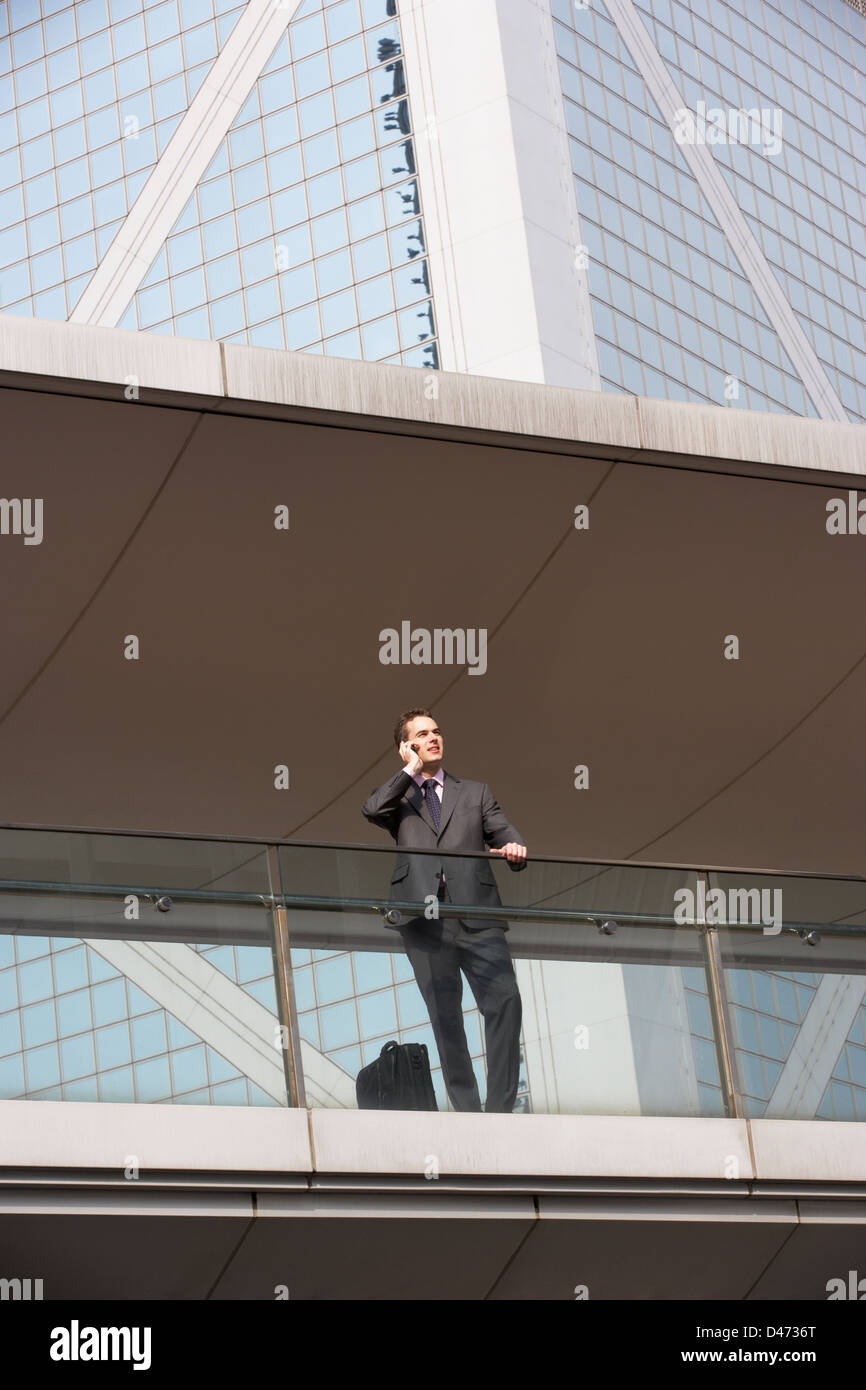 Bureau d'affaires à l'extérieur on Mobile Phone Banque D'Images