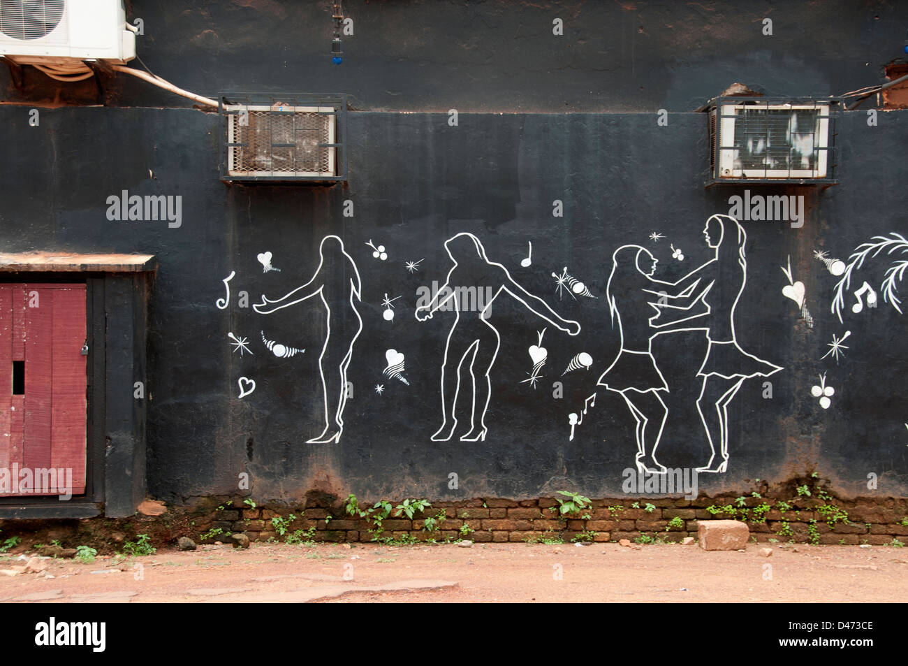 République centrafricaine. Août 2012. Bangui. Silhouette de danseurs peint sur le mur d'une discothèque Banque D'Images
