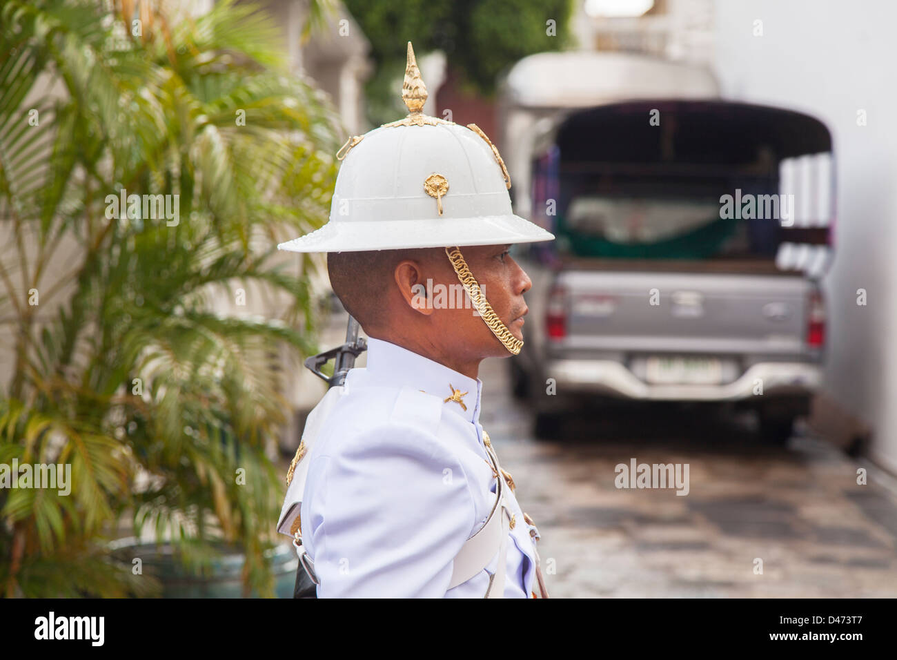 Garde côtière canadienne en uniforme blanc avec un casque colonial au Grand Palace Bangkok Thaïlande Banque D'Images