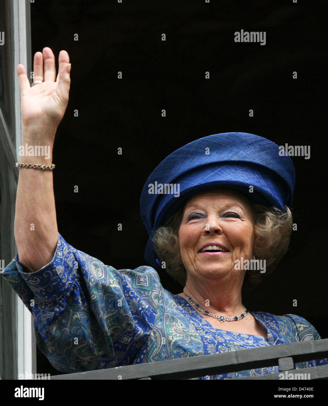 Beatrix Emahauser La Reine Beatrix des Pays-Bas à la foule des vagues à l'extérieur du ...