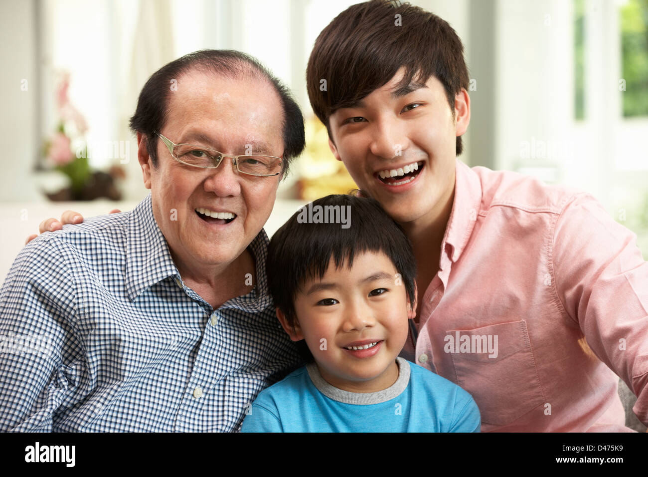 Homme Genenration Multi Family Group chinois détente à HomeTogether Banque D'Images