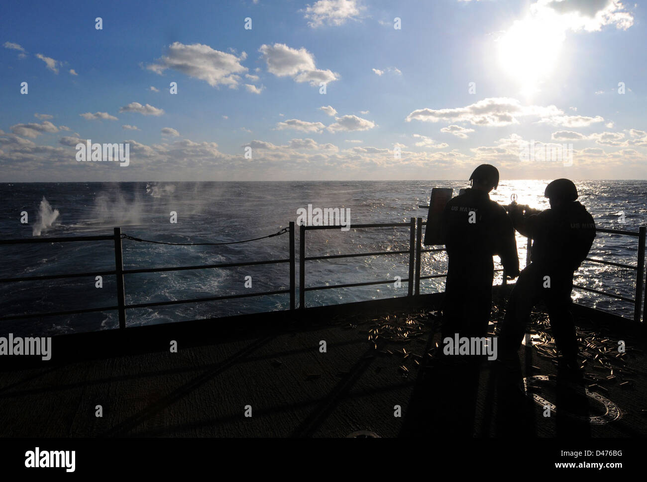 USS George H. W. Les marins Bush fire machine gun pendant l'exercice. Banque D'Images