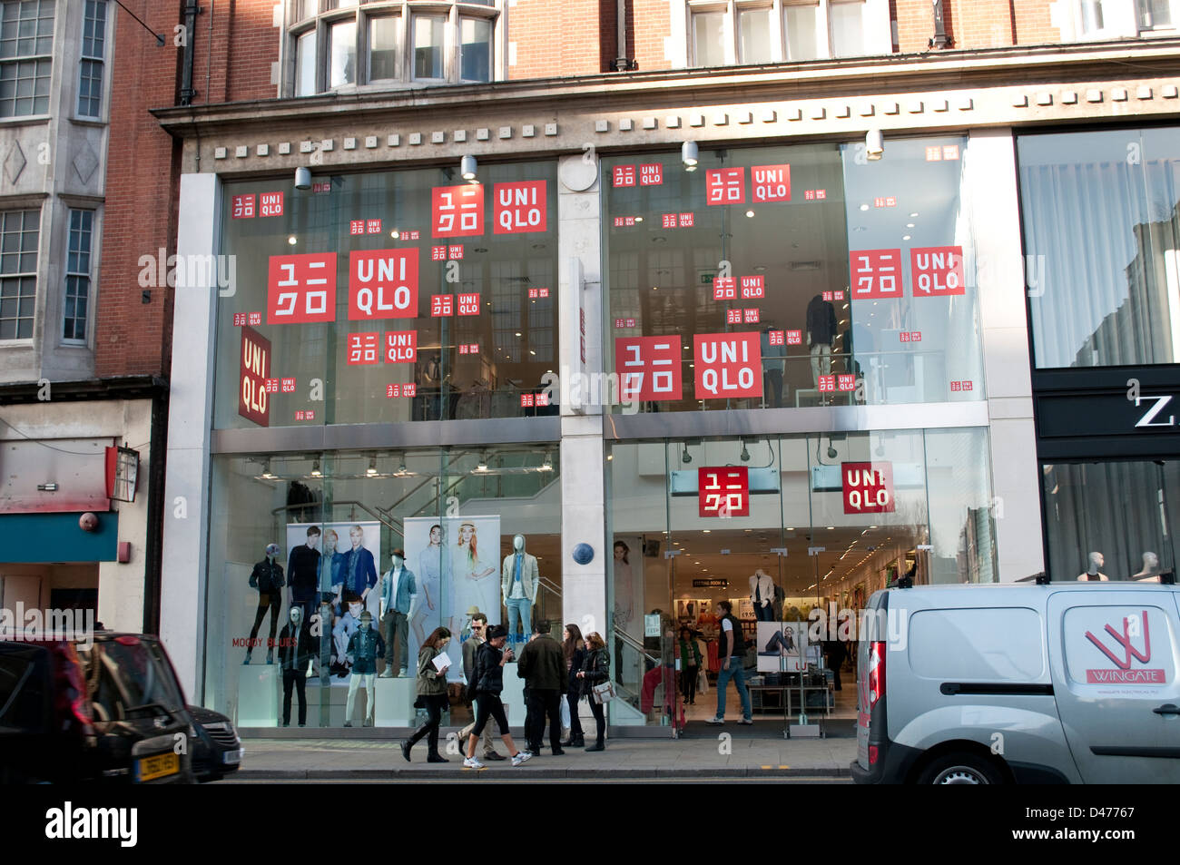 Magasin Uniqlo sur Kensington High Street, London, UK Banque D'Images