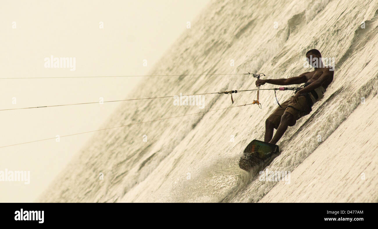 L'homme faisant du kite surf à Carthagène, Colombie Banque D'Images