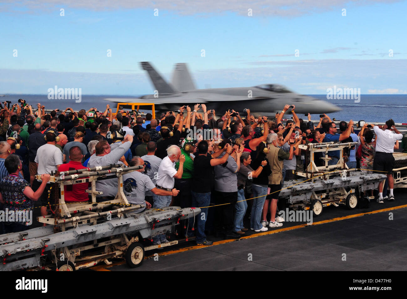 Un avion Super Hornet effectue une démonstration de puissance aérienne pour les amis et la famille des marins de l'USS Ronald Reagan pendant la croisière Tiger dans l'océan Pacifique, mettant en valeur les capacités de l'aviation navale. Banque D'Images