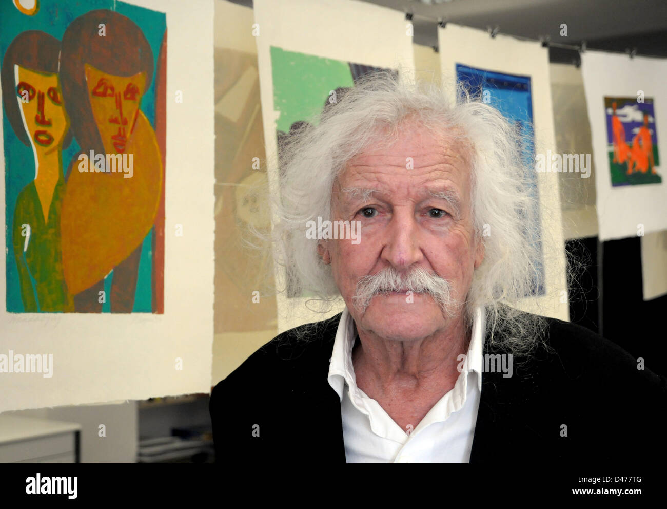 Peintre hollandais Peter Royen se trouve en face d'un ensemble de ses peintures lors d'un événement de vente de sa main unique signé d'art de 1948 à 1953 à Duesseldorf, Allemagne, 2 mars 2013. Royen célèbre son 90e anniversaire le 28 mai 2013. Photo : Horst Ossinger Banque D'Images