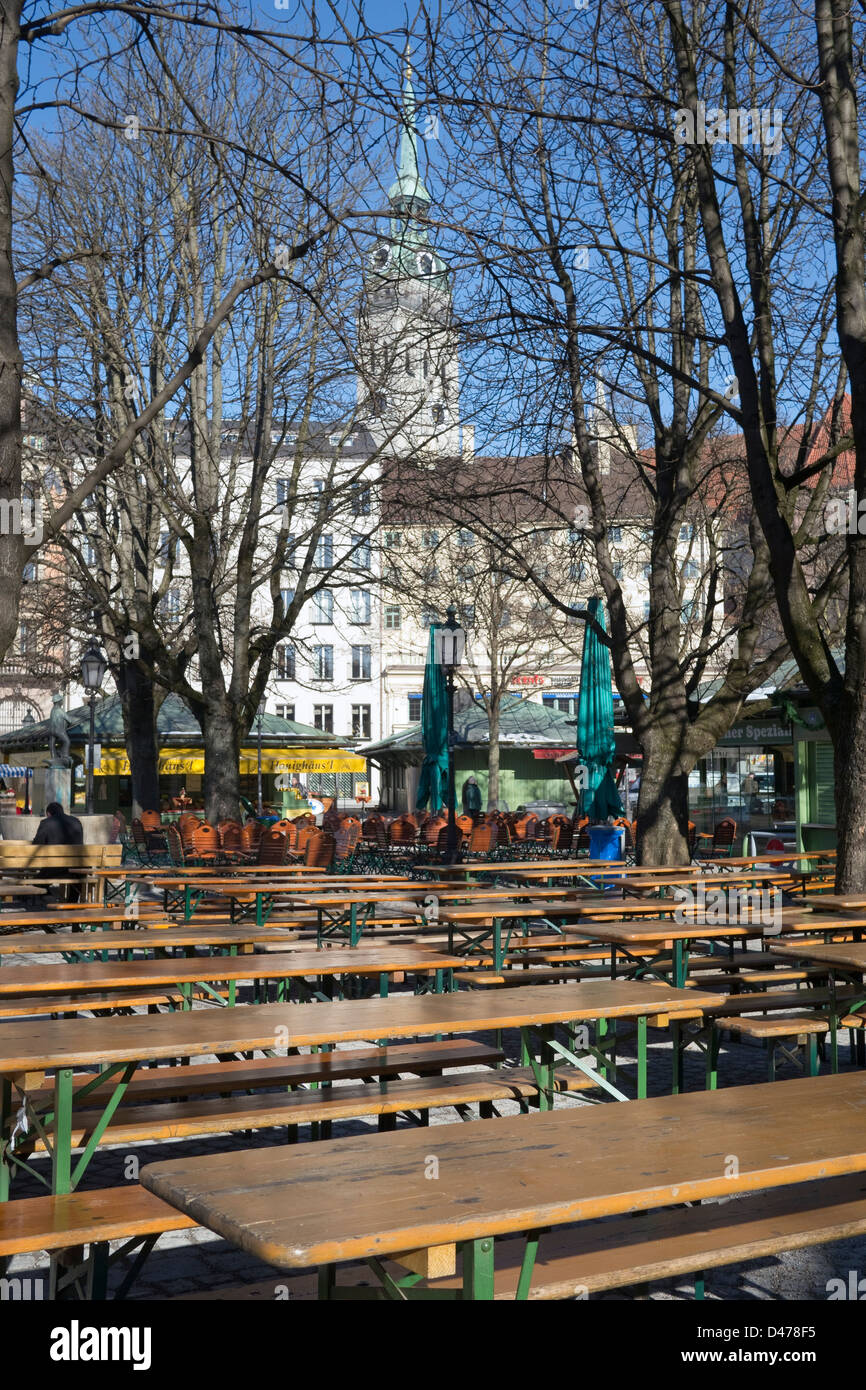 Jardin de bière vides au Viktualienmarkt, dans le centre-ville de Munich, Allemagne Banque D'Images