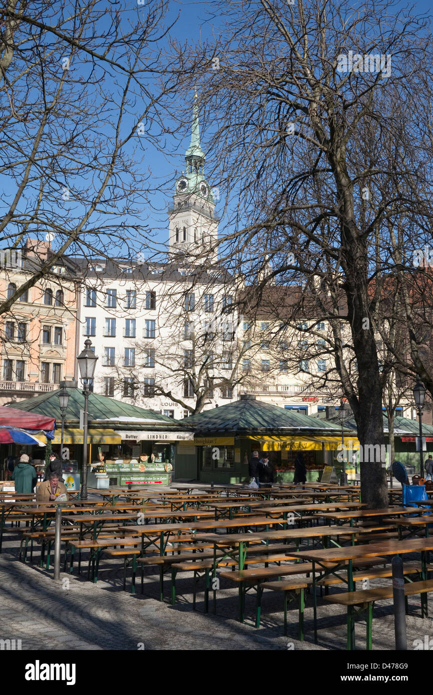 Jardin de bière vides au Viktualienmarkt, dans le centre-ville de Munich, Allemagne Banque D'Images