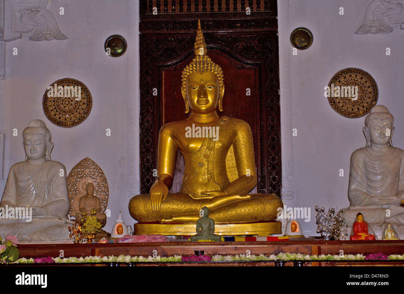 Bouddha en or DANS LE TEMPLE DE LA DENT sacrée de Kandy AU SRI LANKA Banque D'Images