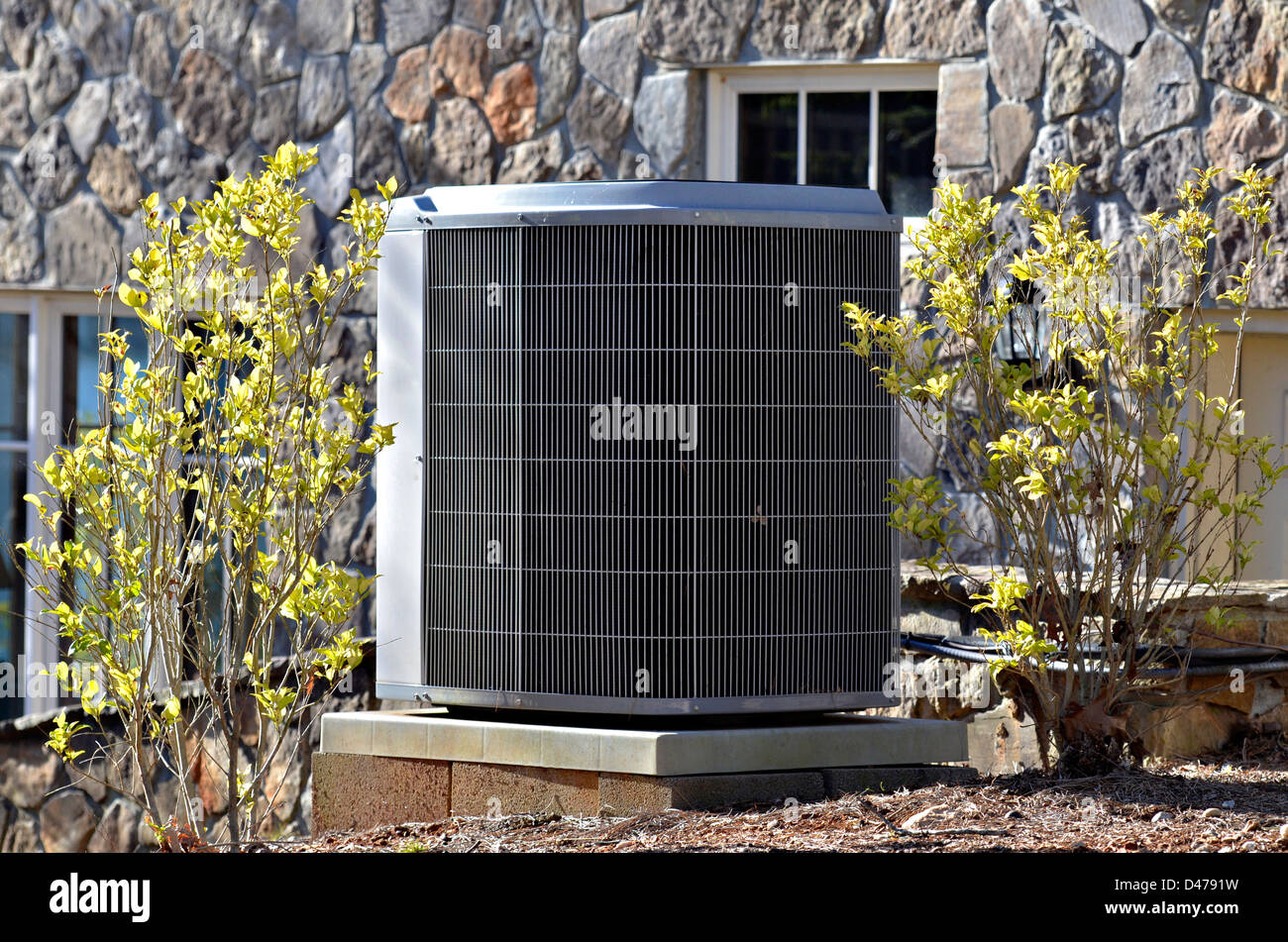Une unité de climatisation sur le côté d'une maison. Banque D'Images