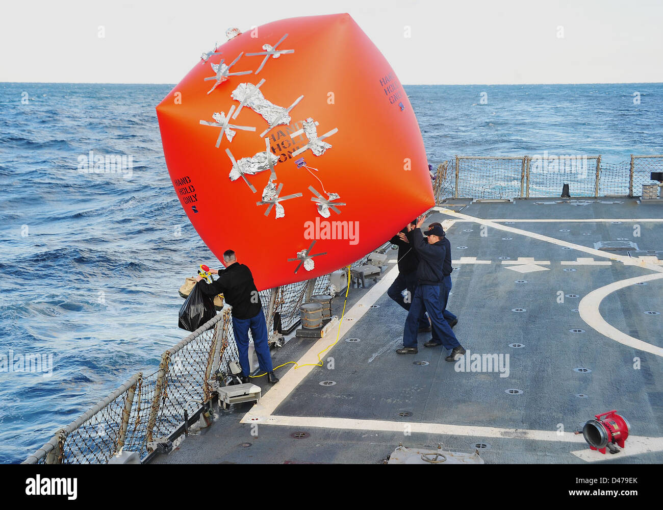 Déployer les marins une cible pour l'exercice de tir réel. Banque D'Images