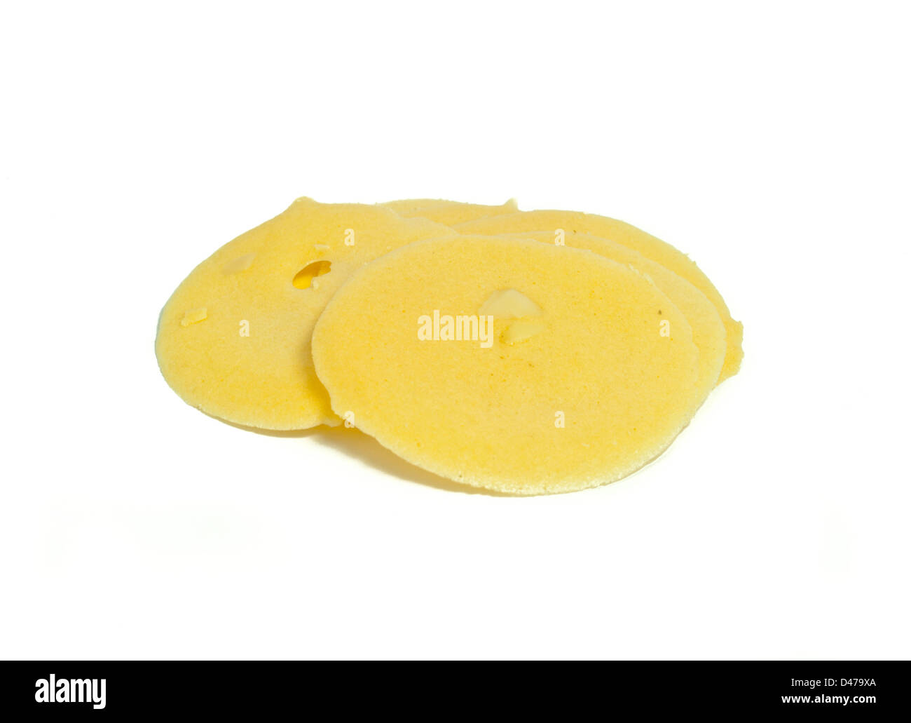 Sec, tuile au cookie aux amandes sur le fond blanc Banque D'Images