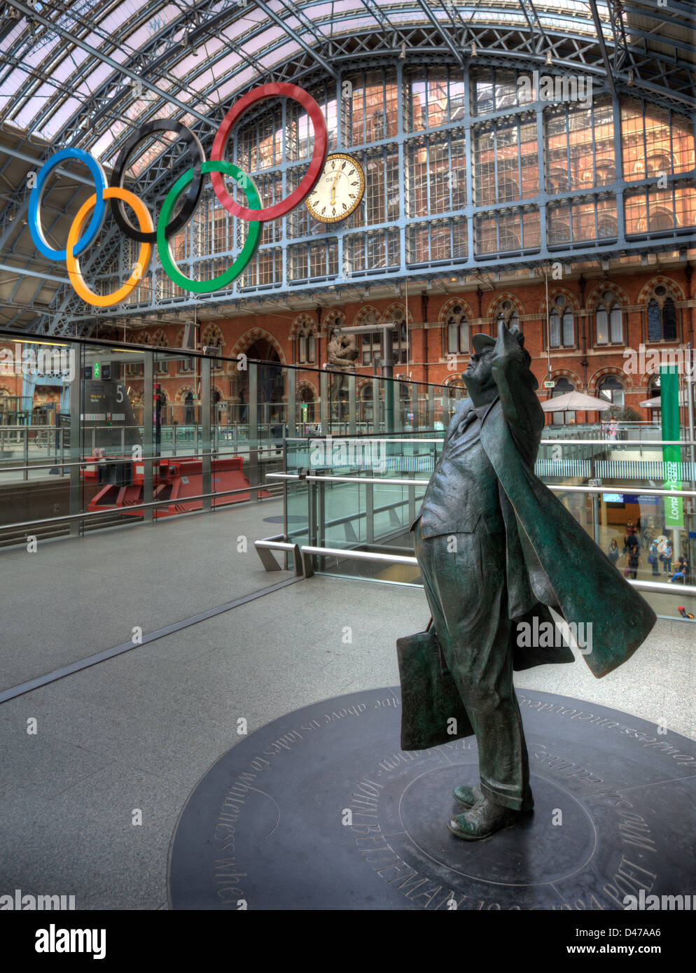 La Sculpture Betjeman debout à St Pancras gare à Londres Banque D'Images