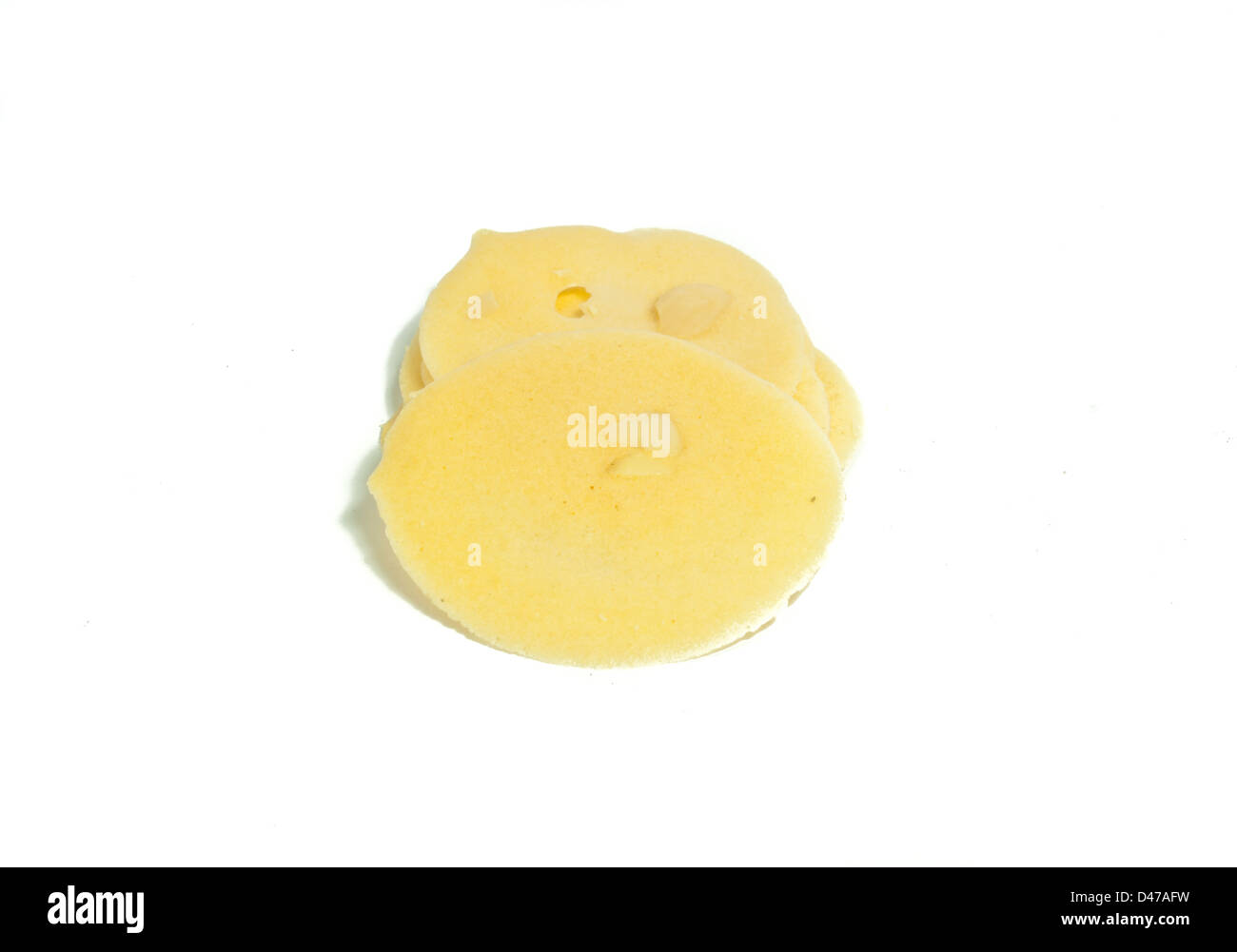 Sec, tuile au cookie aux amandes sur le fond blanc Banque D'Images