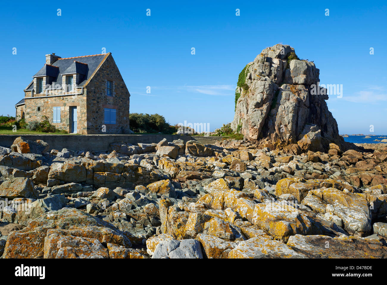 France, Bretagne, Côtes d'Armor (22), Plougrescant, maison sur la côte Banque D'Images
