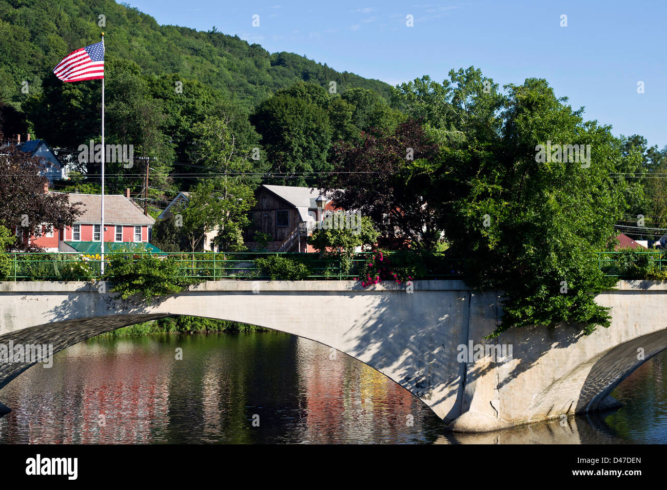 Un drapeau américain glies sur le pont de fleurs à Shelburne Falls, Massachusetts. Banque D'Images