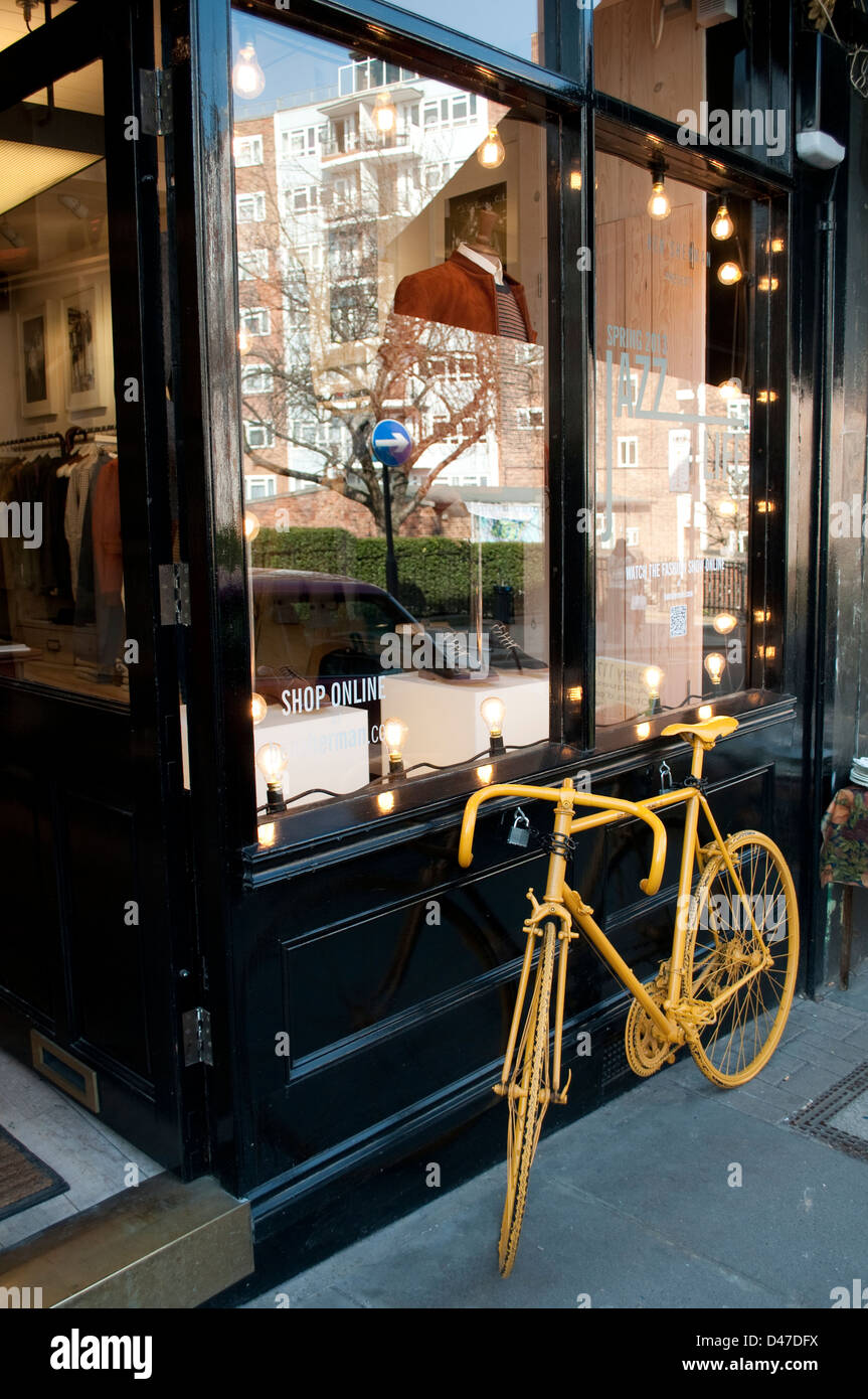 Boutique et yellow bicycle, Portobello Road, Notting Hill, London, W11, UK Banque D'Images