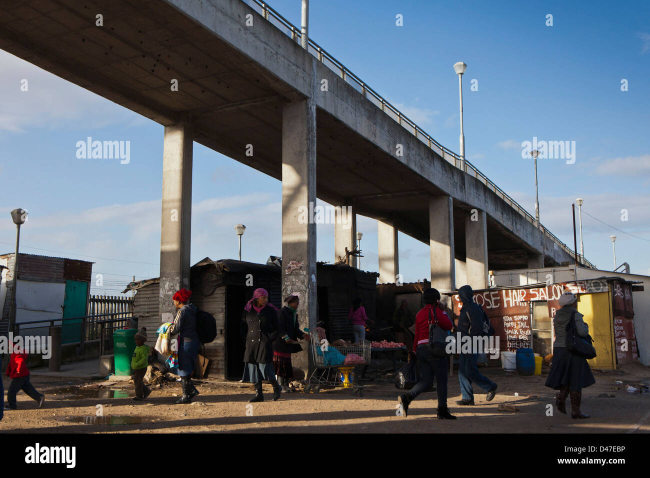 Scène de rue à Philippes township, Cape Town, Afrique du Sud. Les gens marchent autour de la passage sous l'après-midi. Banque D'Images