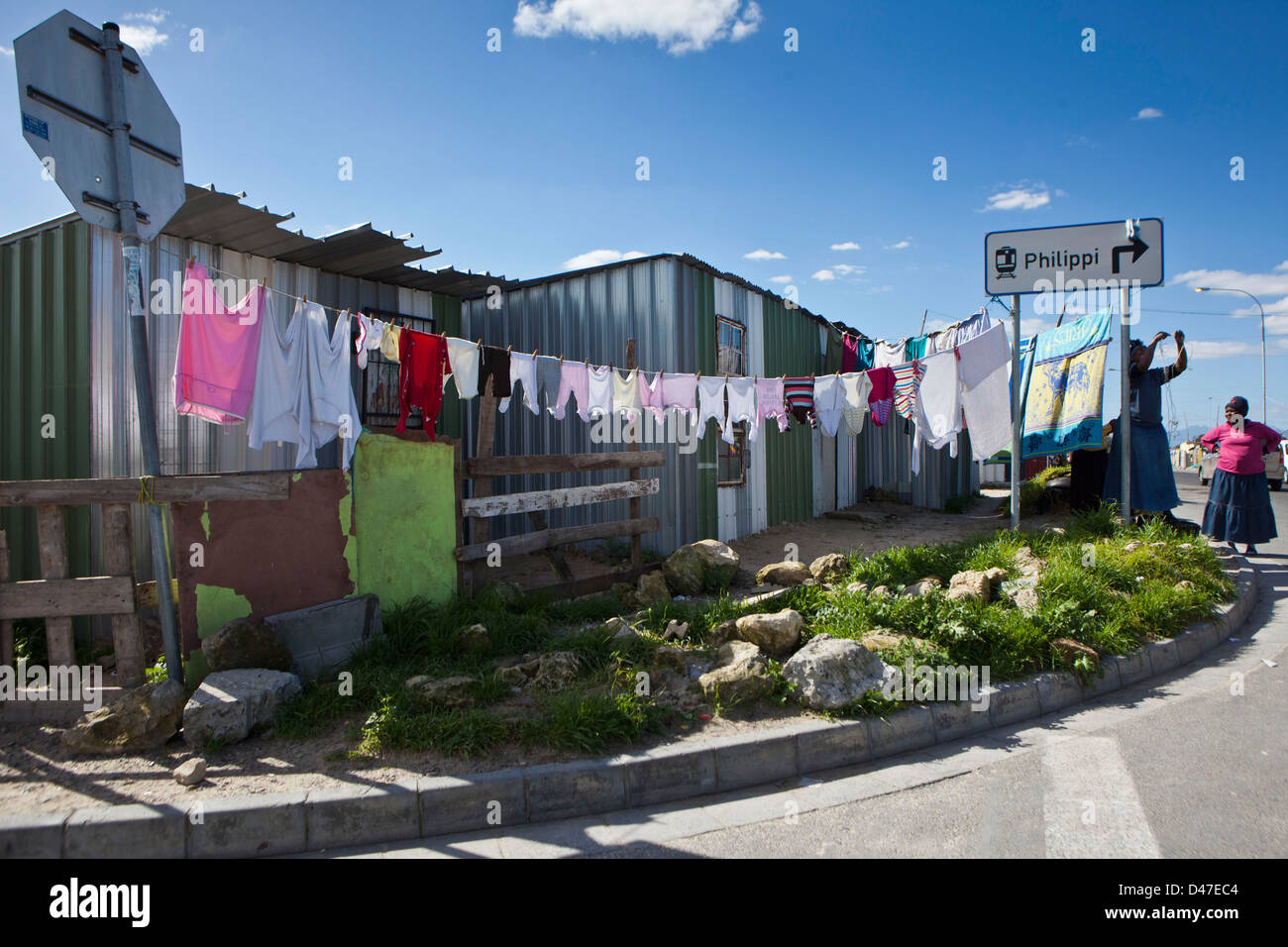 Femme et le lavage à Philippes township de Cape Town, Afrique du Sud. L'un des plus grands bidonvilles et l'habitat de milliers dans la pauvreté. Banque D'Images